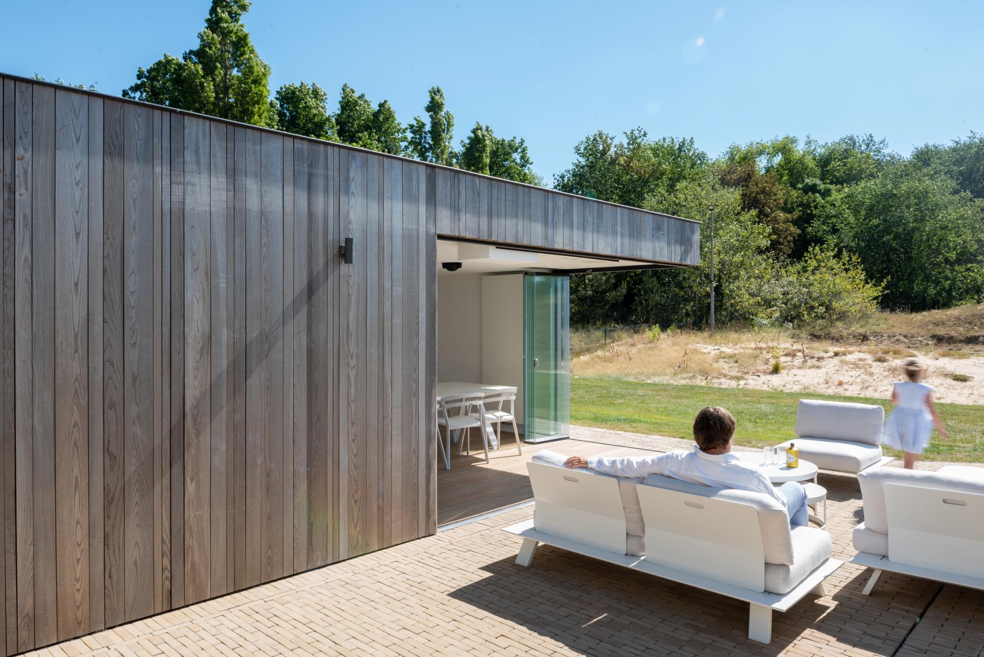 открытая беседка с полностью сдвинутыми створками остекления